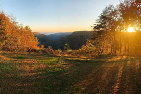 The Bluff House: Breathtaking View, Peaceful Retreat, & Area Adventures Await - Image 1
