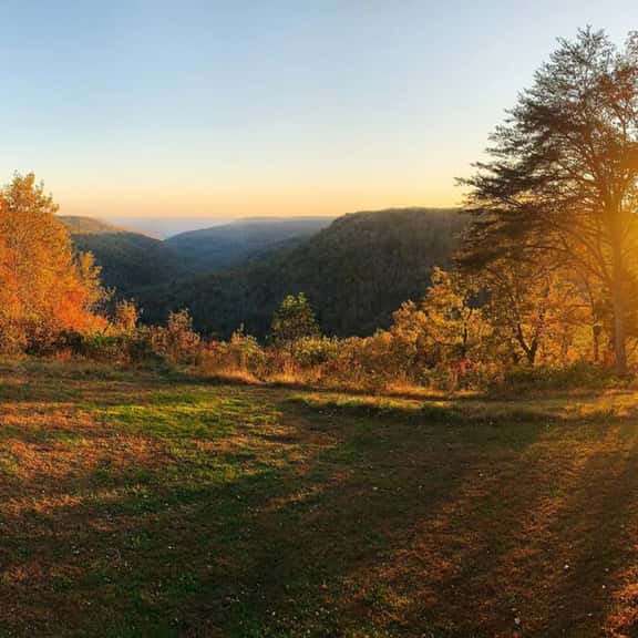 The Bluff House: Breathtaking View, Peaceful Retreat, & Area Adventures Await - Image 1