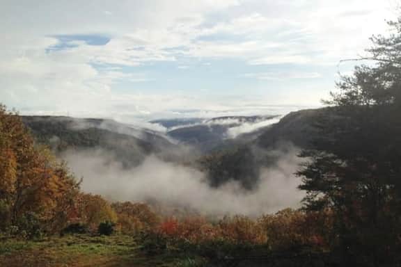 The Bluff House: Breathtaking View, Peaceful Retreat, & Area Adventures Await - Image 2